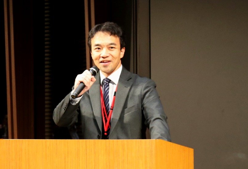 乾杯の挨拶をする日本郵便株式会社 執行役員 五味儀裕氏